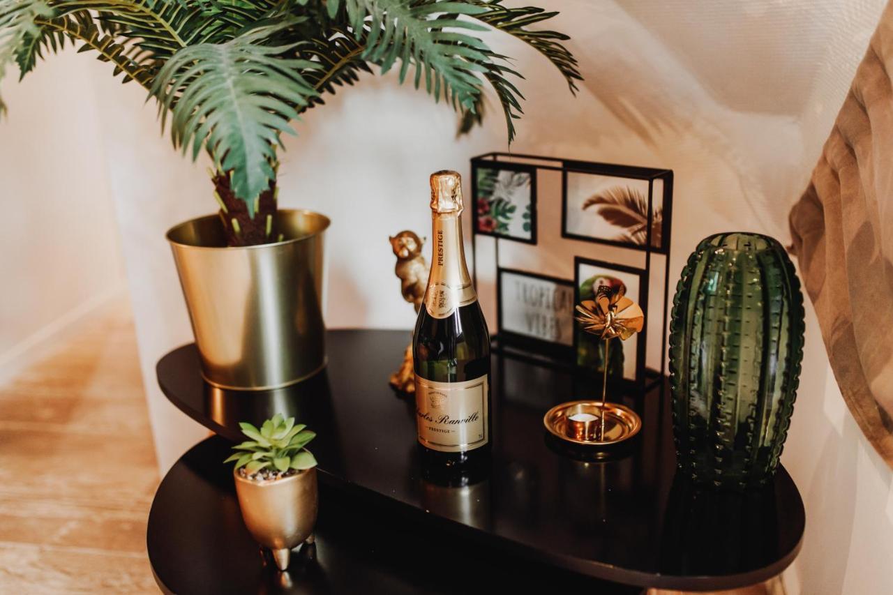 Chalet Tropical Avec Bain A Bulles - In The Woods Gesves 外观 照片