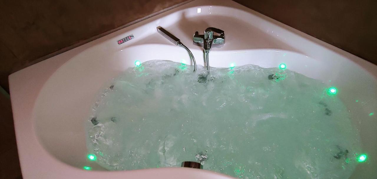 Chalet Tropical Avec Bain A Bulles - In The Woods Gesves 外观 照片