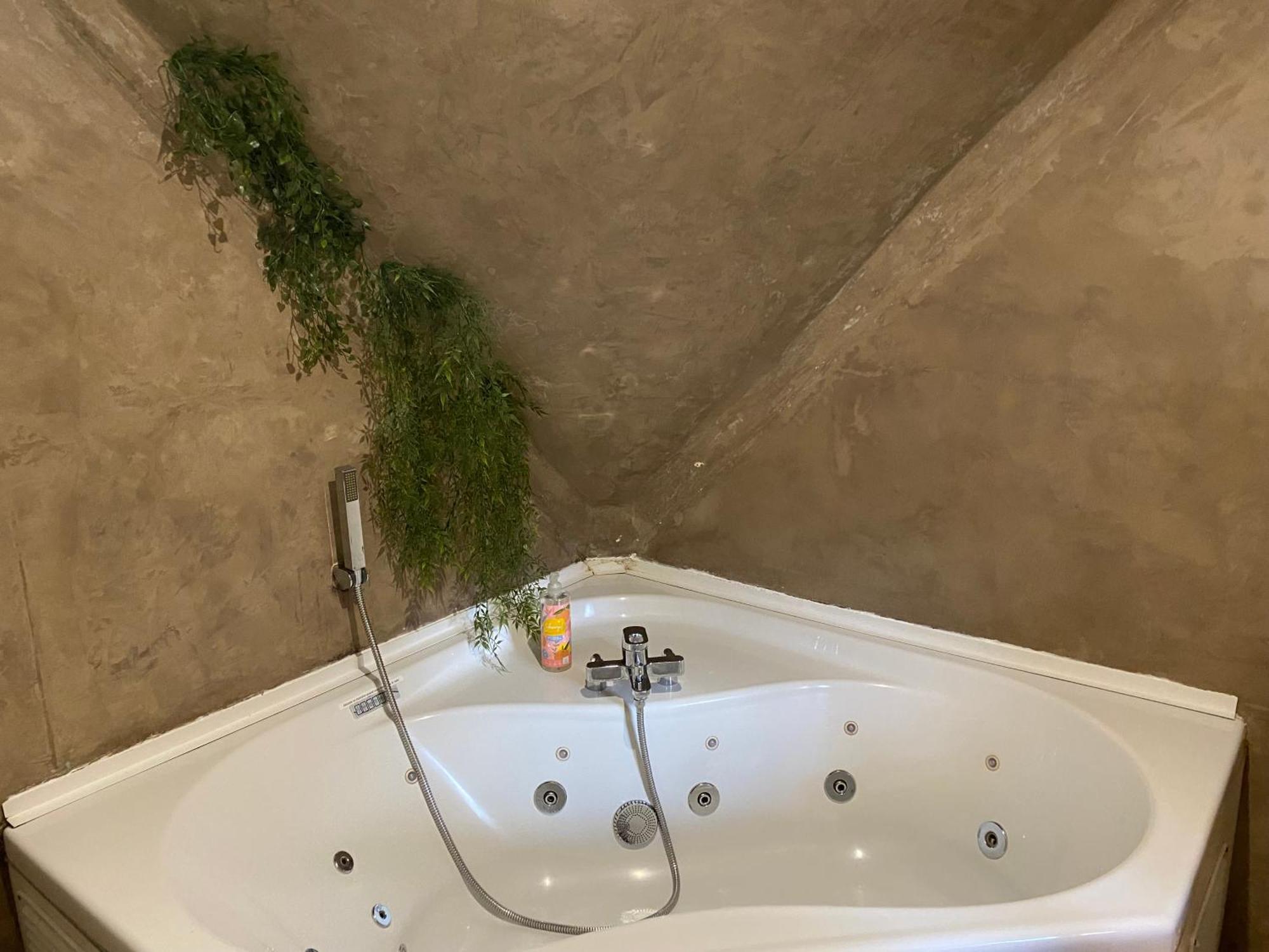 Chalet Tropical Avec Bain A Bulles - In The Woods Gesves 外观 照片